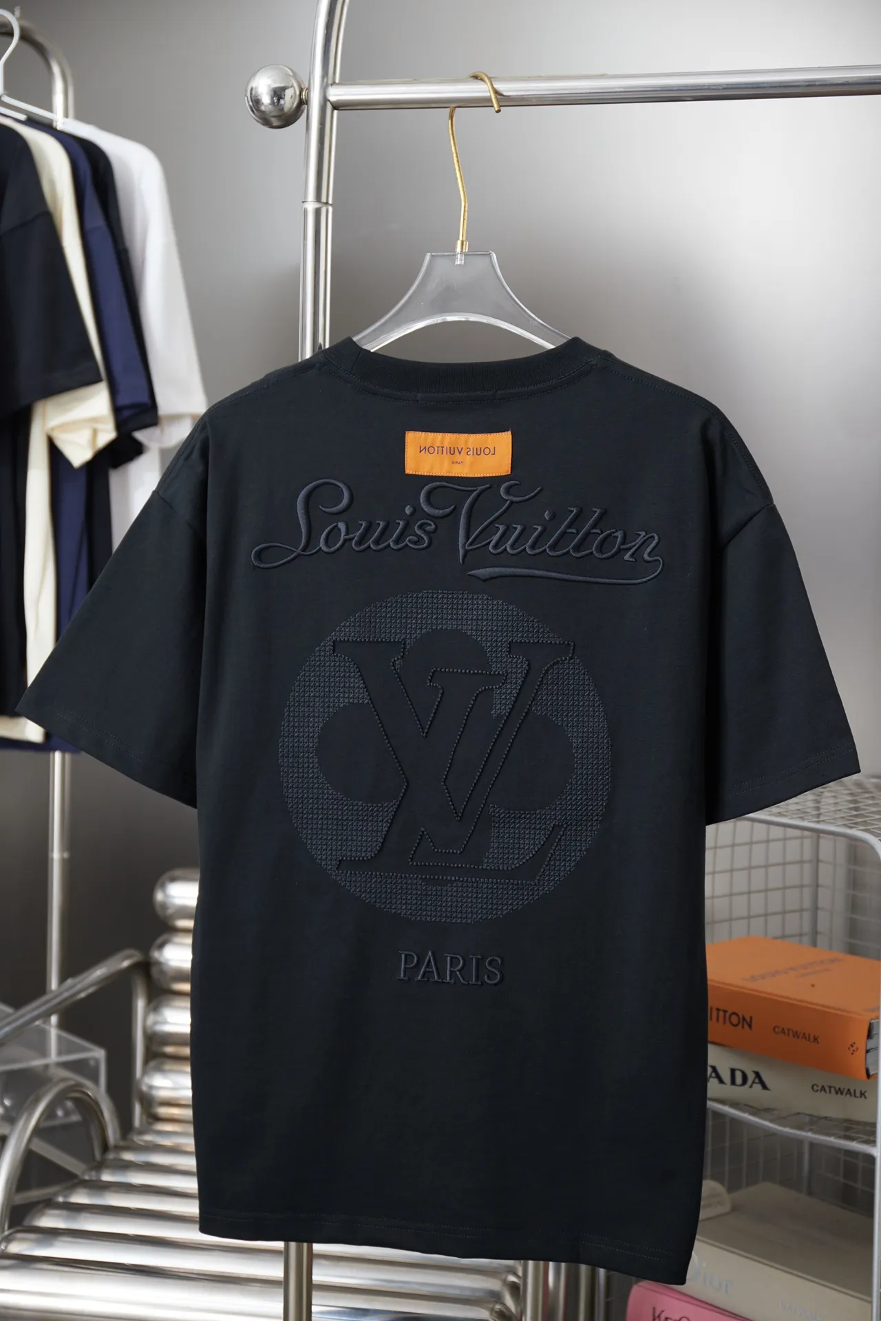 🅿️200 1V 25SS early spring new style short sleeves with embroidered letters, light luxury, a must-have item for daily commuting for men and women, correct version, welcome to compare, detailed features · 320 grams of 100% pure cotton double yarn jersey fabric · Special thickened 32 pieces of double yarn 1X1 thread in the same vat · Imported Tajima machine hollow embroidered letter logo. Ready-made garments are washed to make the embroidery softer · Double-needle sewing and cross-seam technology · Original main mark, washed tag, brand moisture-proof paper packaging Color: black/white Size: S/M/L/XL